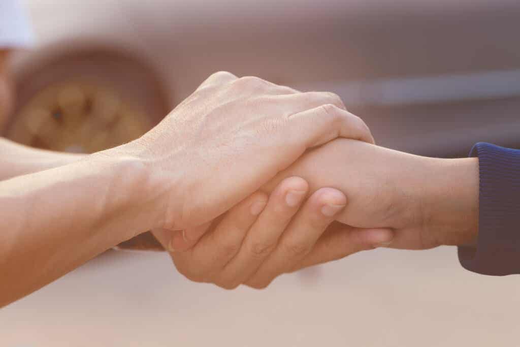 Personas dándose la mano
