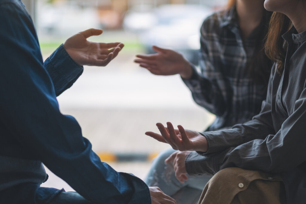 Personas hablando moviendo sus manos