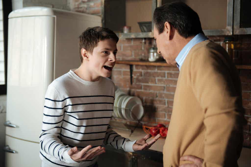 Adolescente conflictivo fritando a su padre