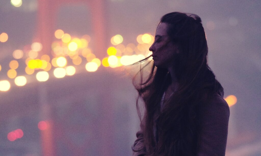 Chica sola en un puente pensando en frases cortas para pensar y reflexionar