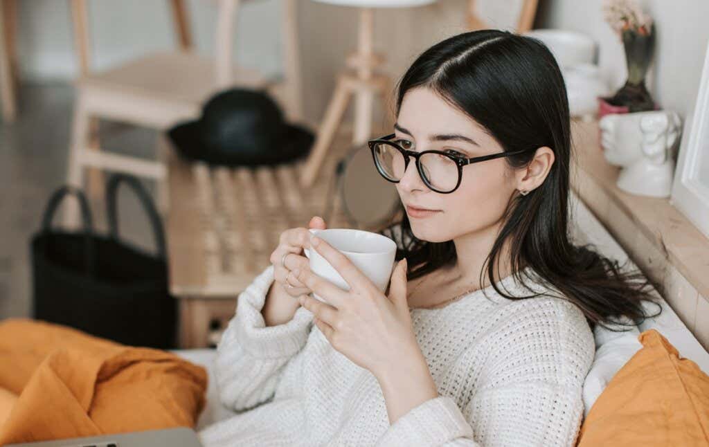 Vrouw drinkt koffie