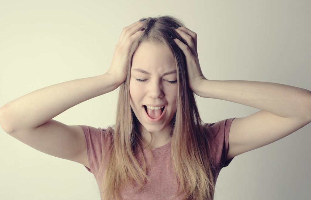 Chica que necesita detectar las señales de que eres demasiado duro contigo mismo