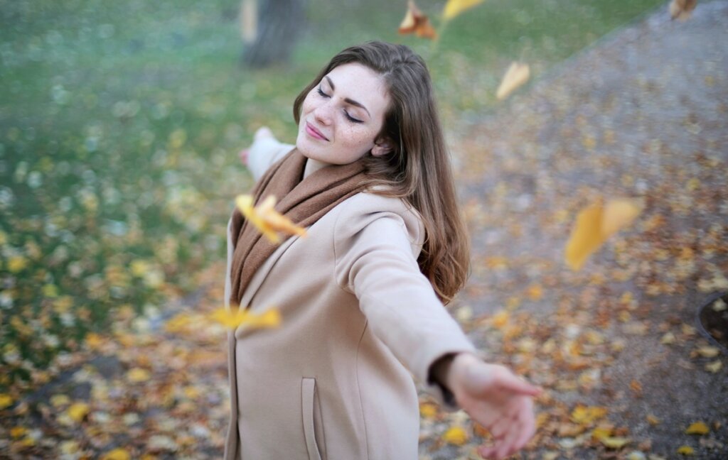 chica feliz al pensar en la definición de fortaleza según Erich Fromm