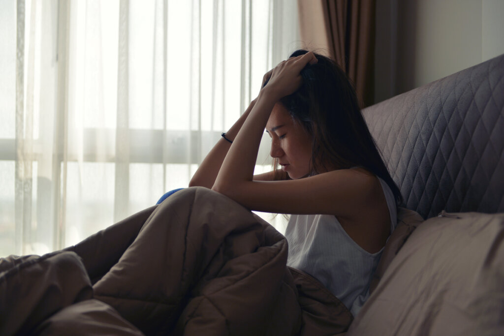 Jeune fille anxieuse