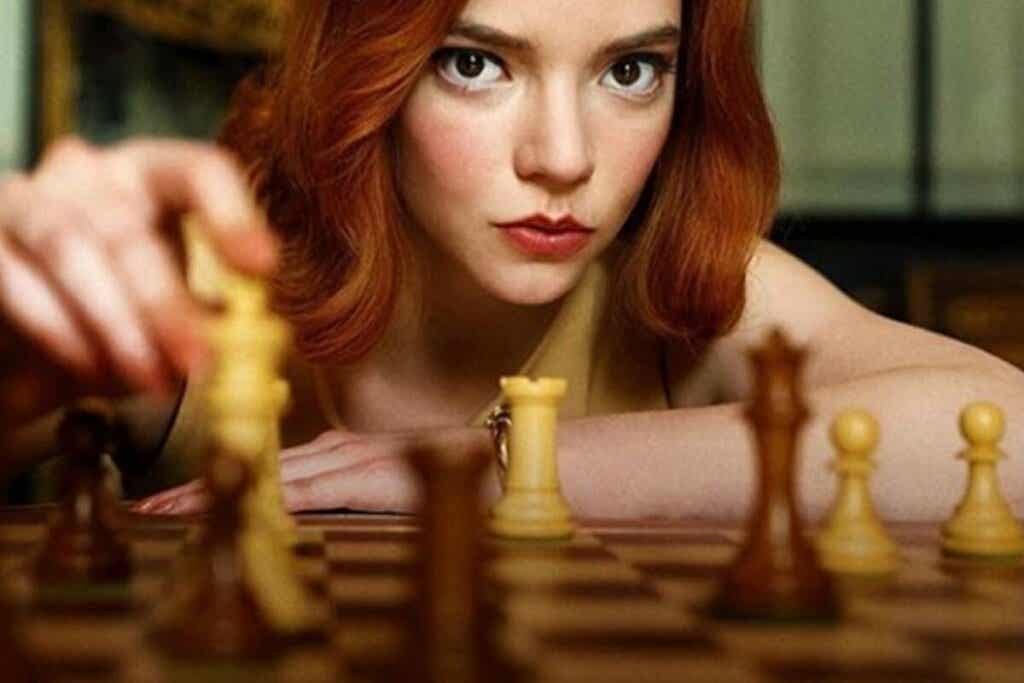 chica joven jugando al ajedrez para representar la adicción a las series