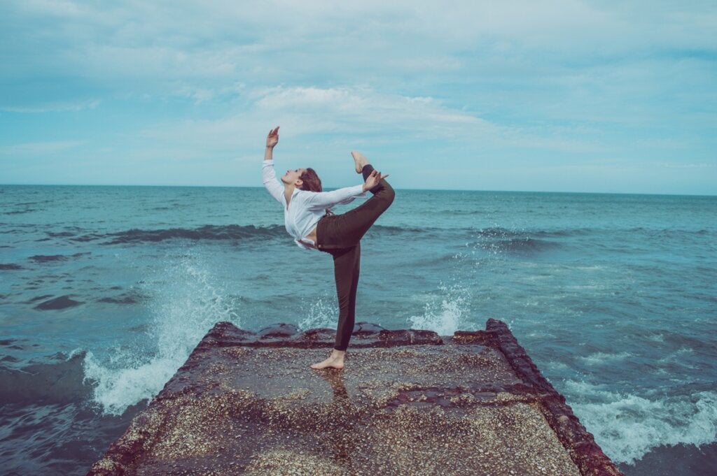 Meisje dat yoga doet volgens de basis van hoe passiviteit te bestrijden volgens William James