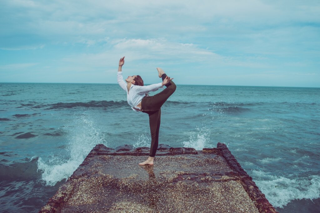 Girl doing yoga following the bases of how to combat passivity according to William James