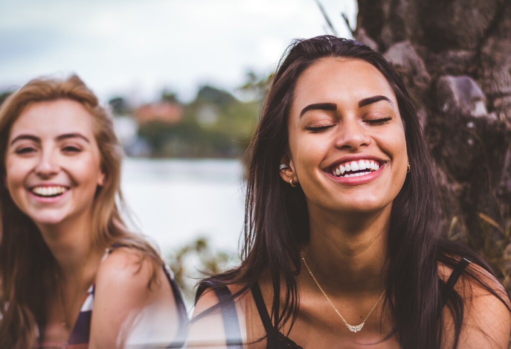 Amigas riéndose