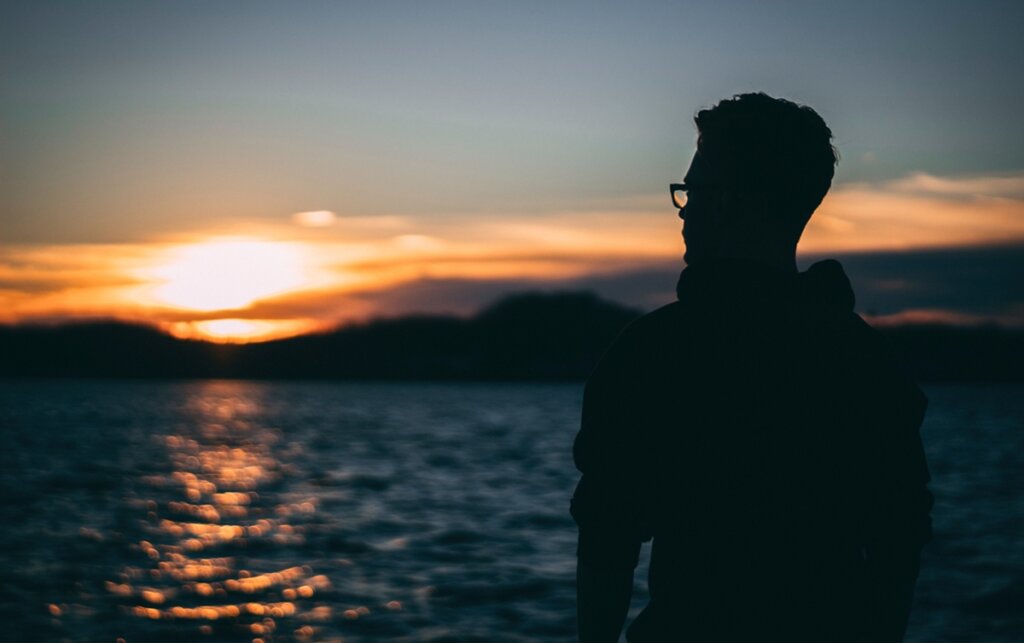 jongen voor de zee symboliseert de sterke punten van hooggevoelige mensen