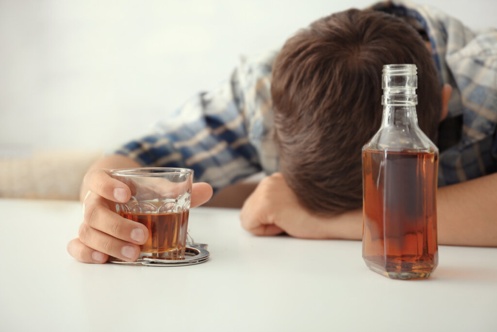 Chico con problemas de alcohol