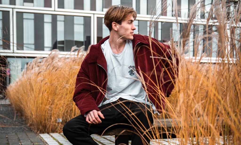 Chico que sufre los síntomas del trastorno de déficit de empatía (TDE)