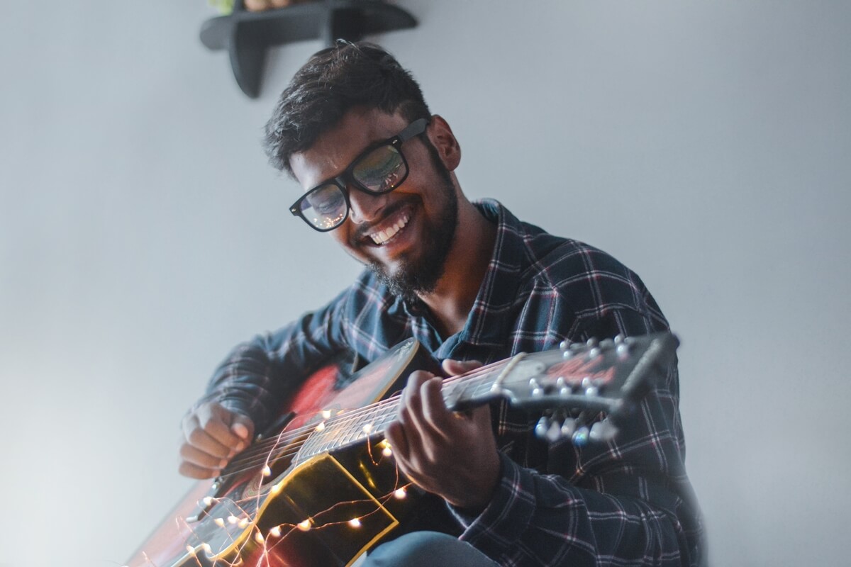 Chico pensando en cómo la actitud positiva estimula la memoria