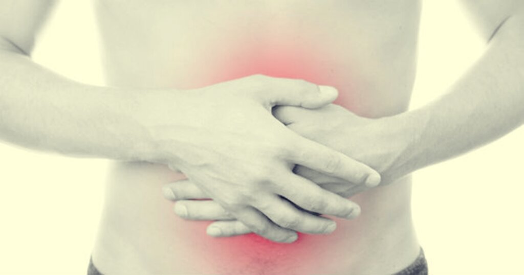 Hombre que sufre estrés y gastritis nerviosa