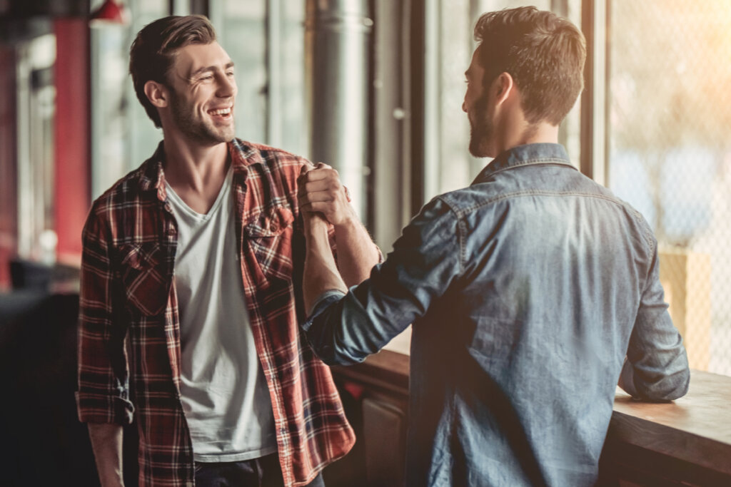 Due amici che si salutano rappresentano brevi e belle frasi di amicizia da dedicare