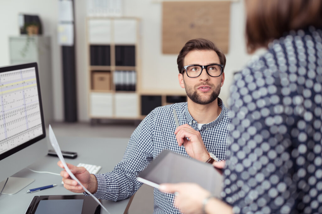 Man die het geheim toepast om een betere indruk te maken