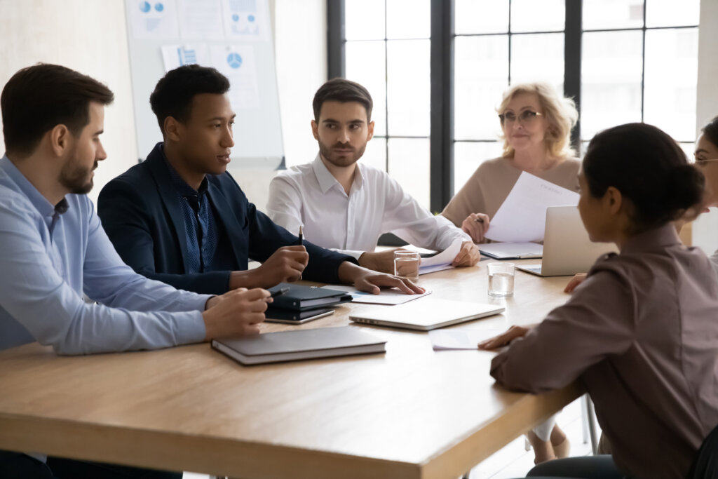L'équipe de travail parle de gens intelligents prétendant parfois qu'ils ne le sont pas