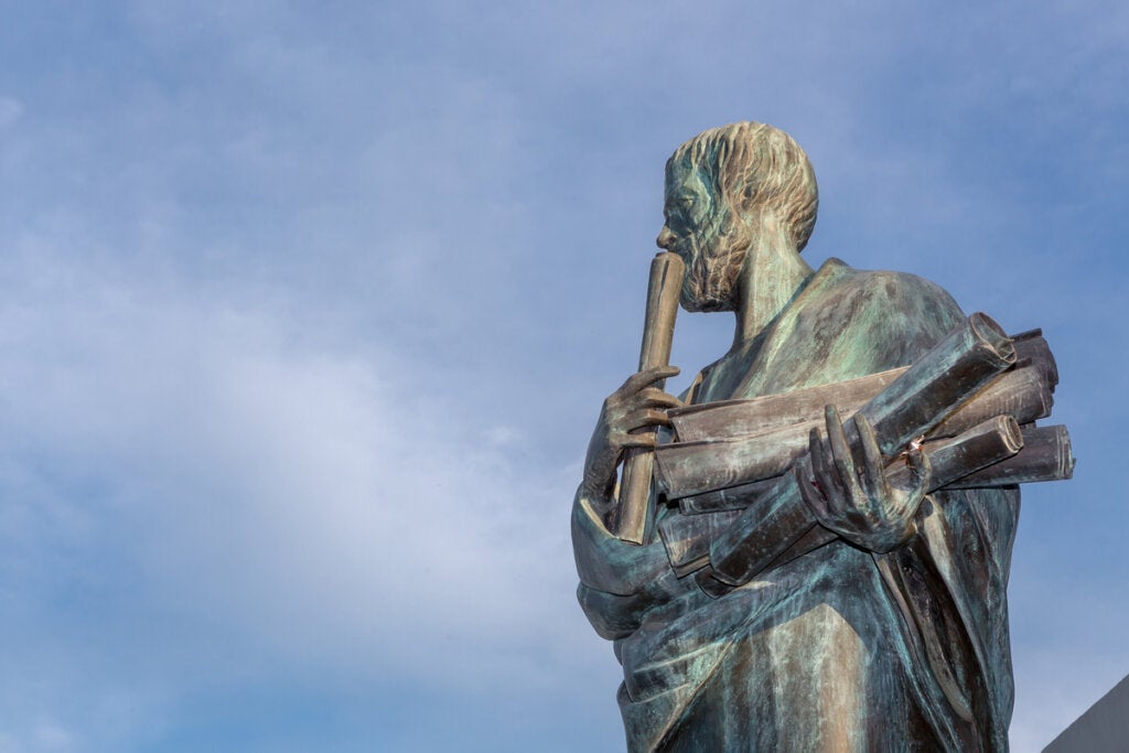 Estatua para representar la sabiduría de Aristóteles en la era tecnológica