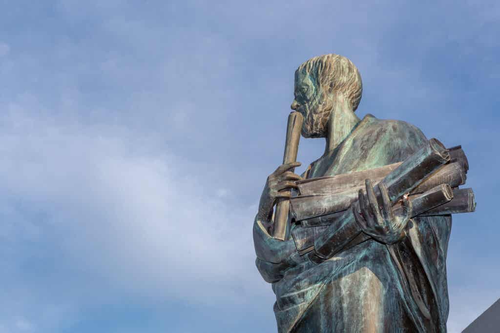 Estatua para representar la sabiduría de Aristóteles en la era tecnológica