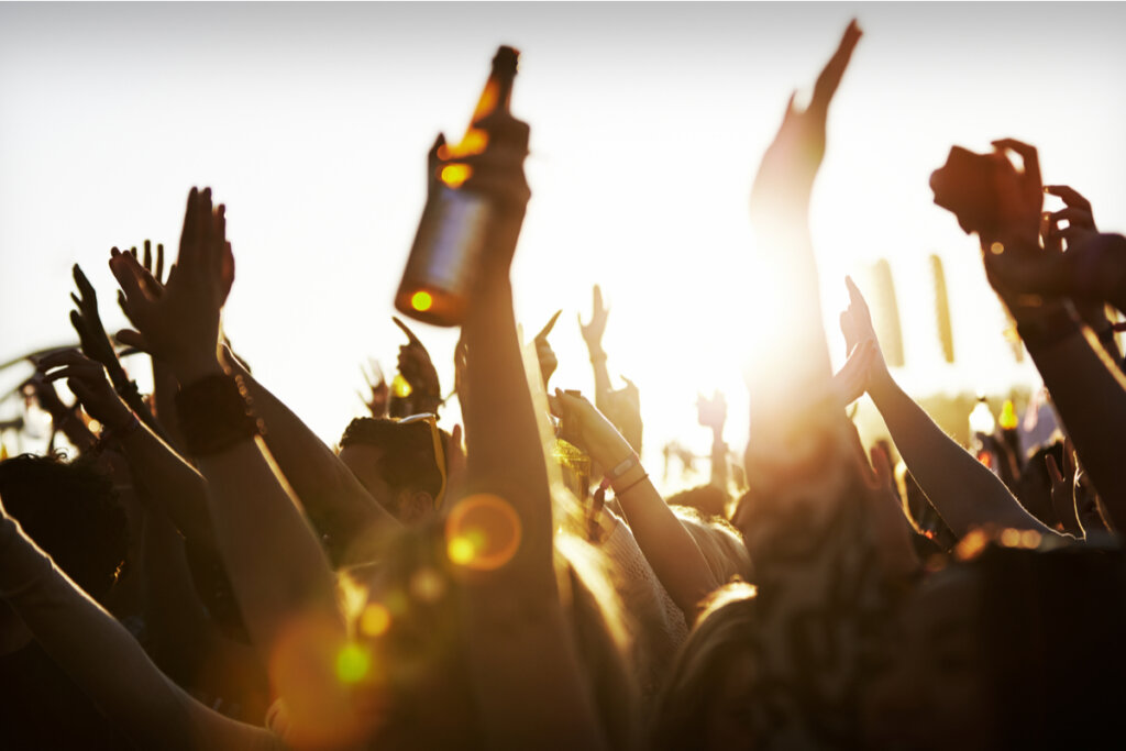 Gente de fiesta bebiendo