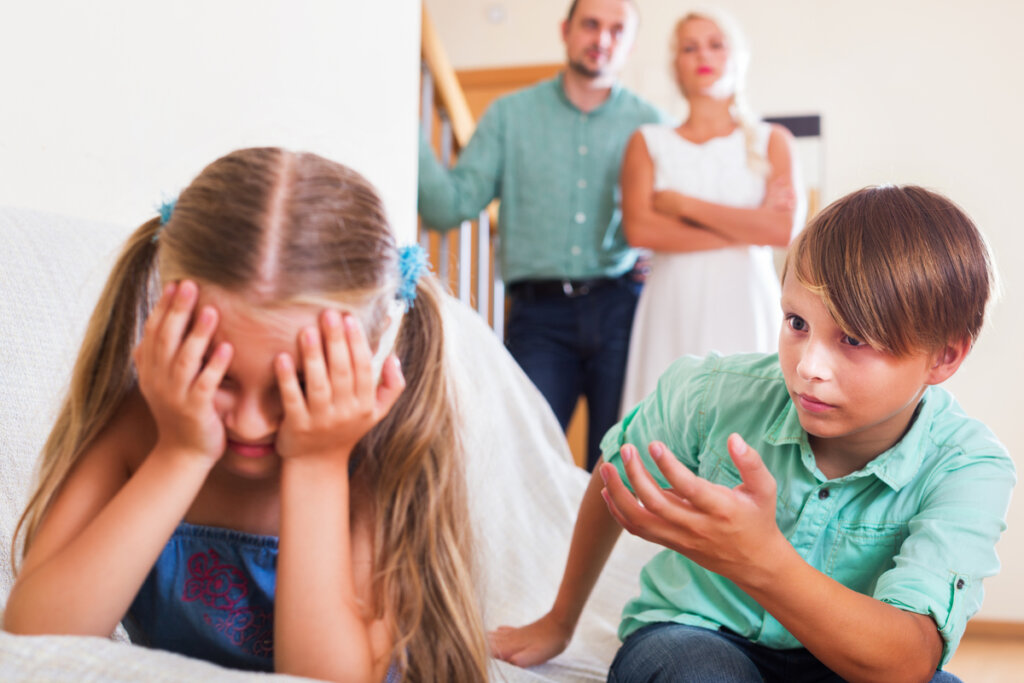 Hermana llorando por celos