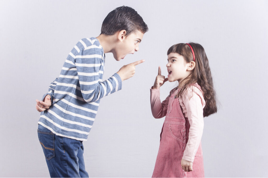 Hermanos peleándose