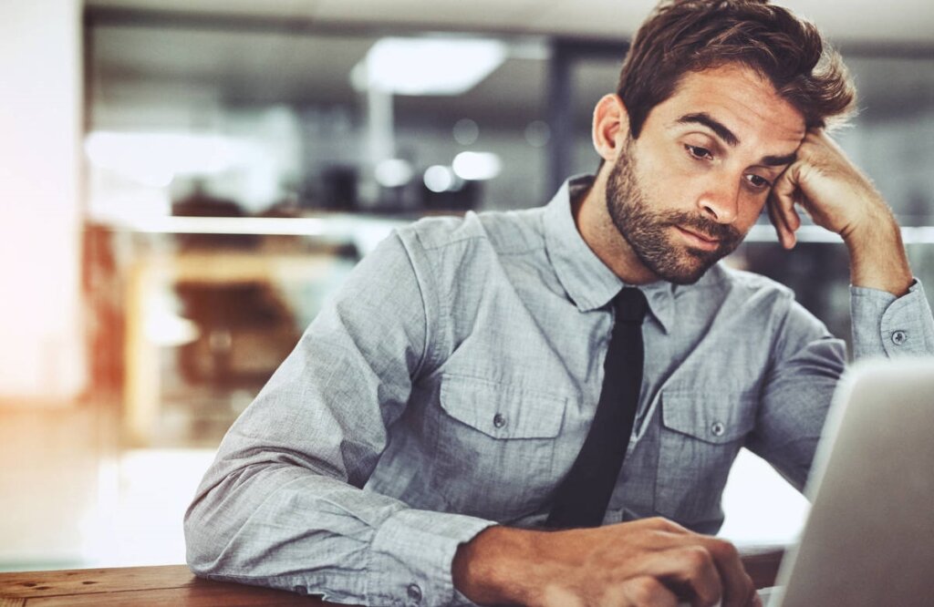 chico que sufre El síndrome del impostor laboral