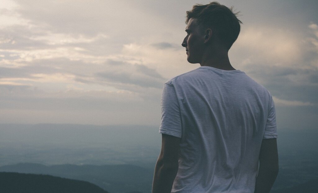 hombre pensando en cómo tener paciencia