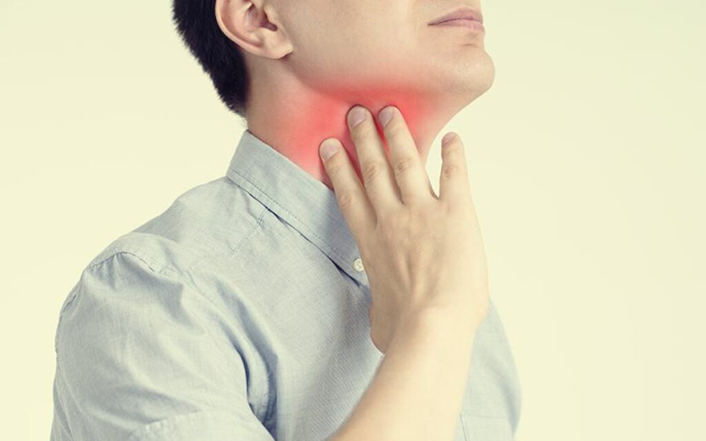 Homme souffrant de maux de gorge de stress