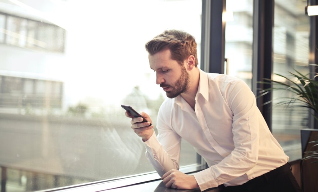 Hombre mirando el móvil y los efectos de la extimidad