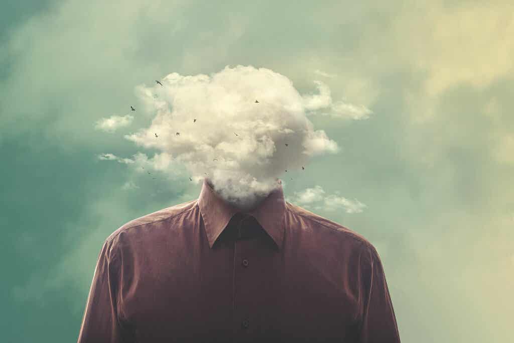 hombre con nubes en la cabeza preguntándose ¿Qué es un trastorno psicótico?