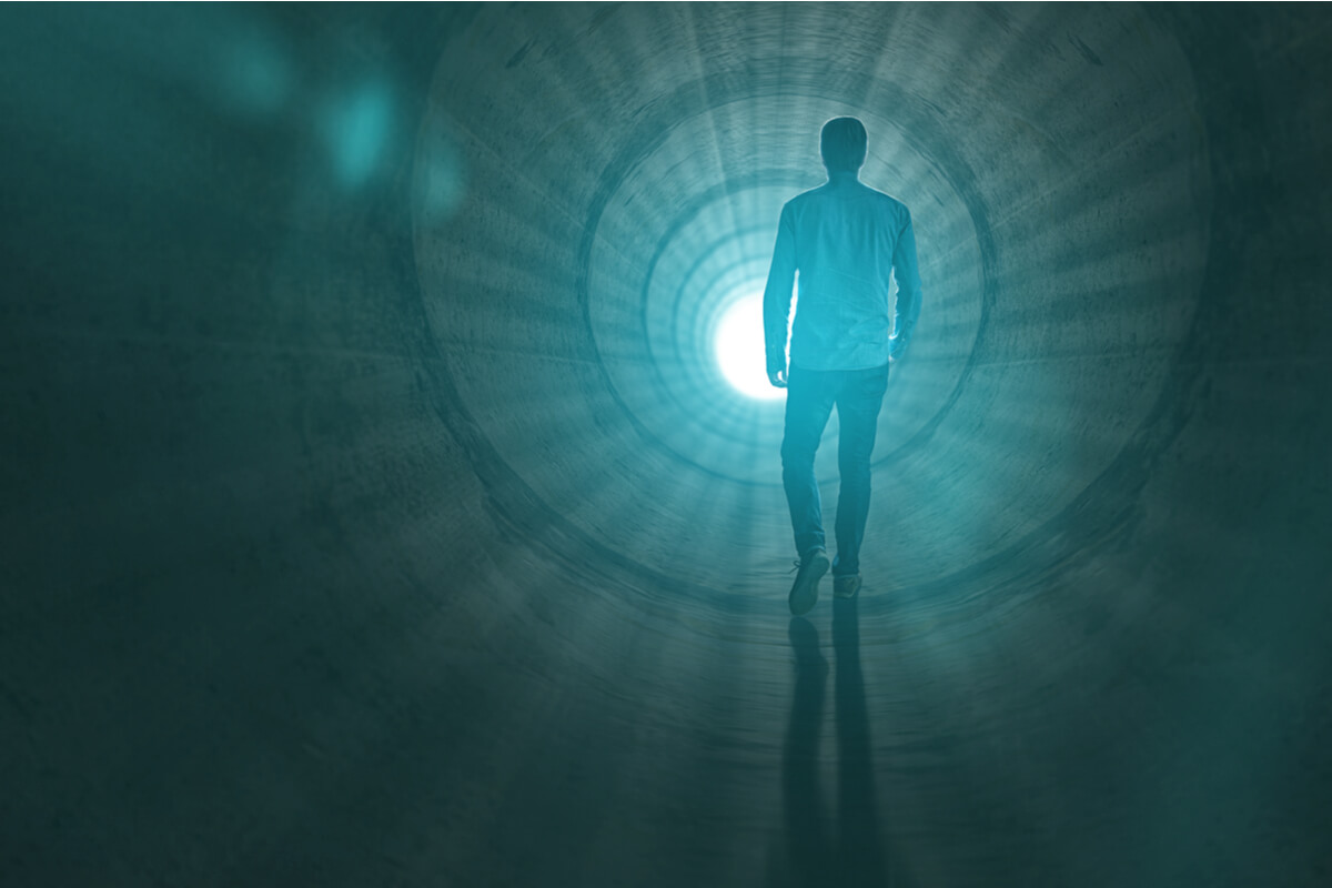 Hombre dirigiéndose a la luz