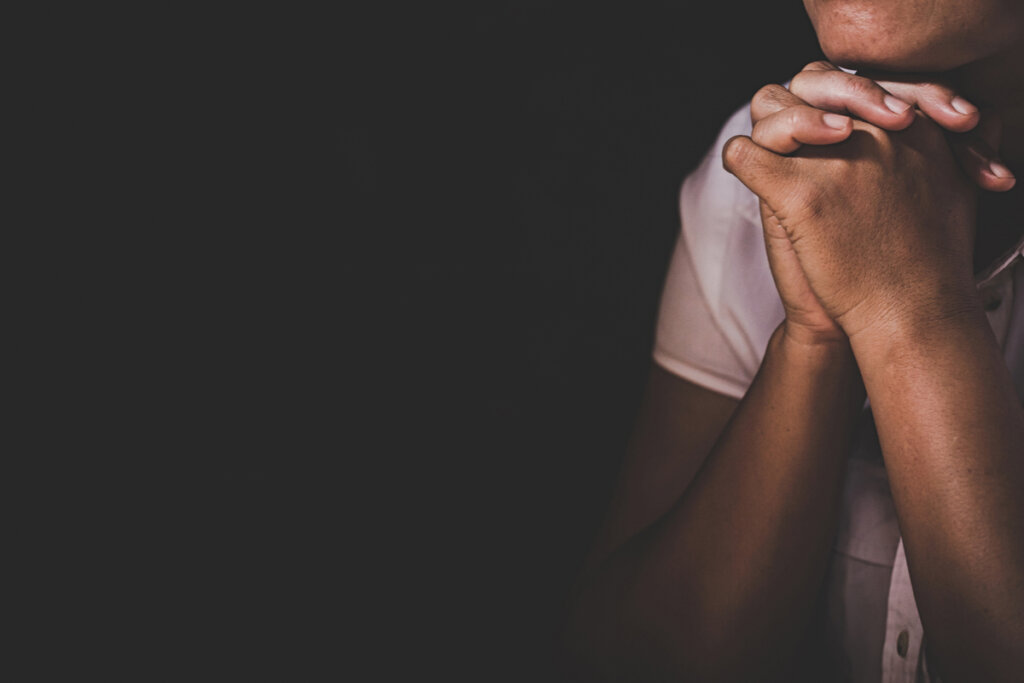 Hombre haciendo plegaria