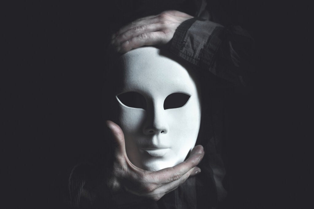 Hombre con máscara blanca para representar cómo la autoestima excesiva disminuye la empatía