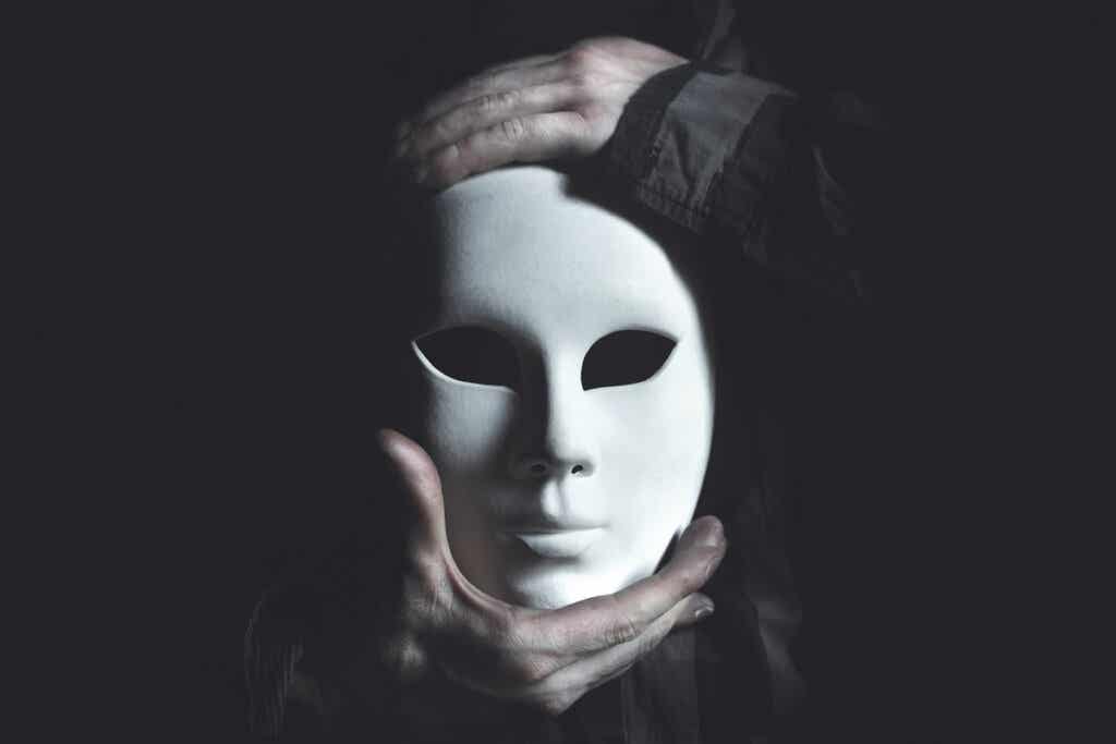 Hombre con máscara blanca para representar cómo la autoestima excesiva disminuye la empatía