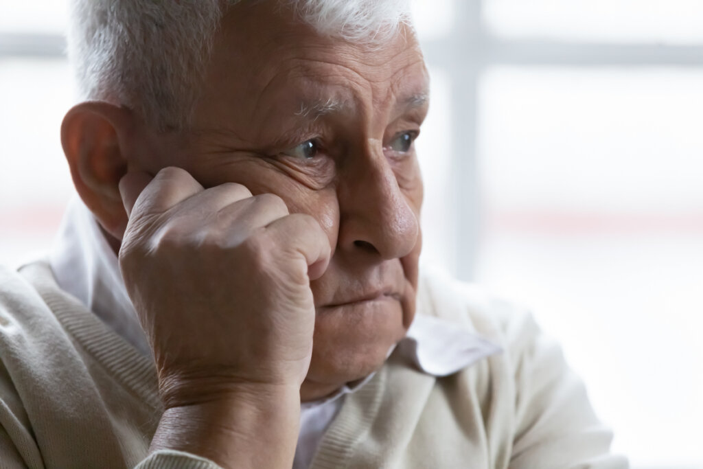 Hombre mayor sufriendo por el Distanciamiento familiar