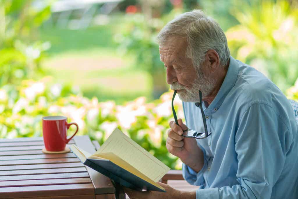 Hombre mayor leyendo como ejercicio de memoria
