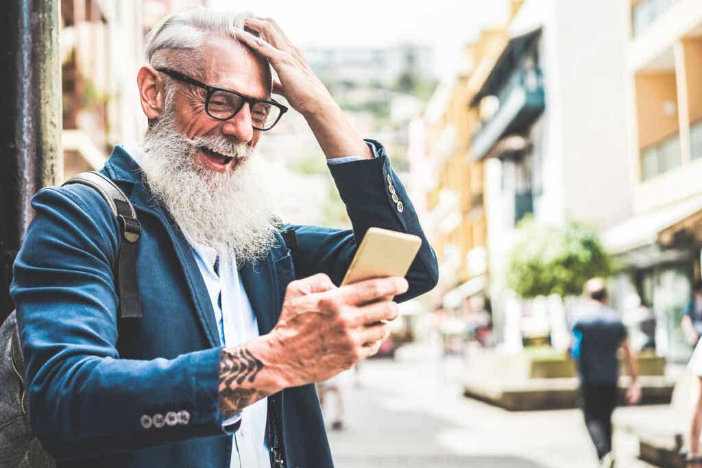 Hombre mayor con un móvil para representar la sexalescencia