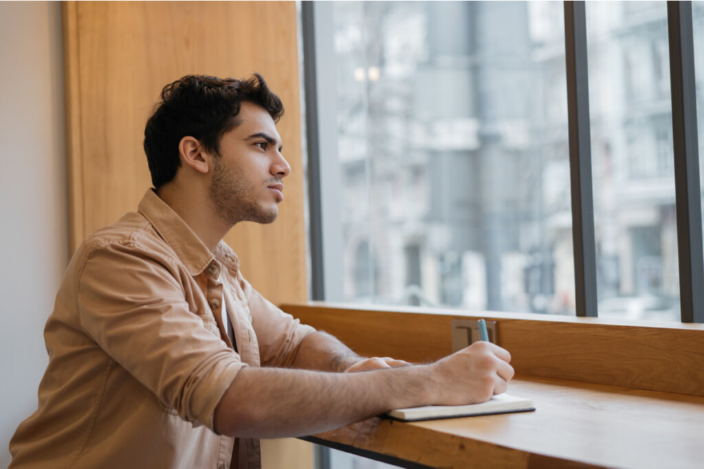 Hombre pensando en cómo