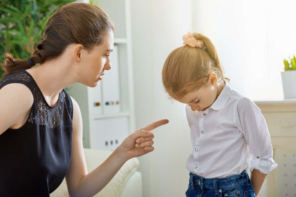 Mutter verwendet negative Bestrafung, um Verhaltensweisen ihrer Tochter zu korrigieren