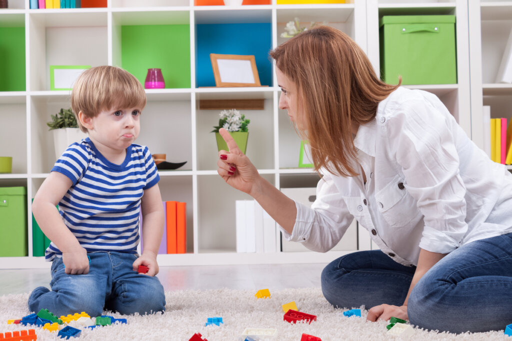 Madre castigando hijo