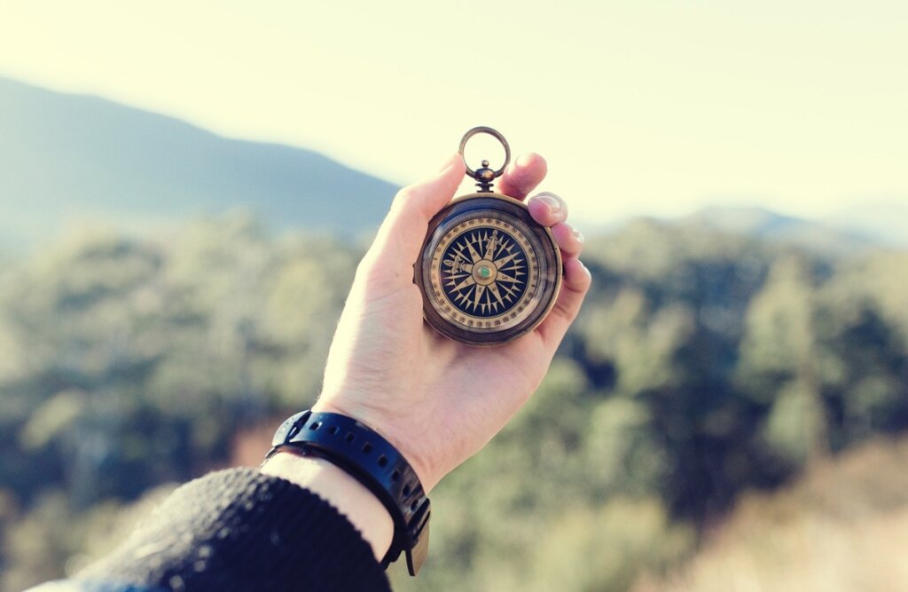 mano con brújula simbolizando como romper el síndrome de Pretzel