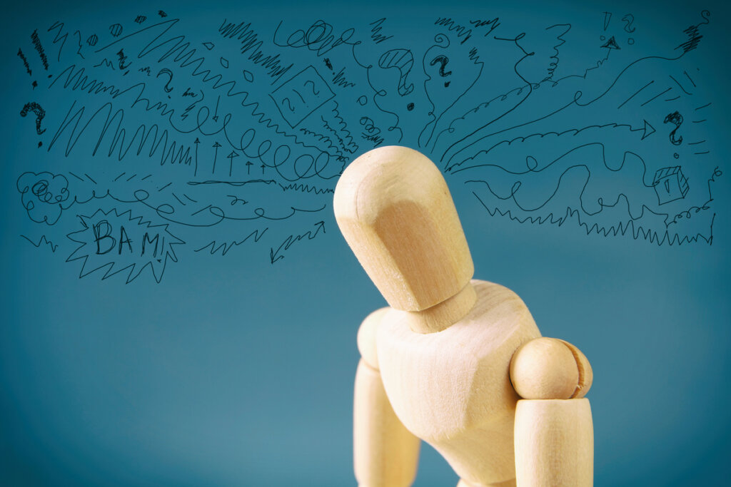 Marioneta con muchos pensamientos