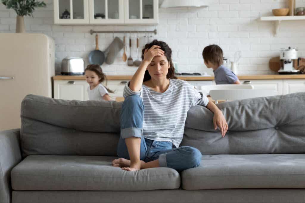 Mujer agobiada por sus hijos que sufre burnout parental