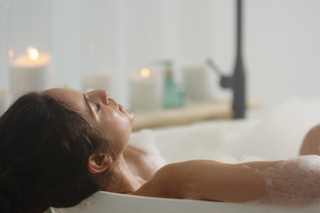 Mujer dándose un baño relajante