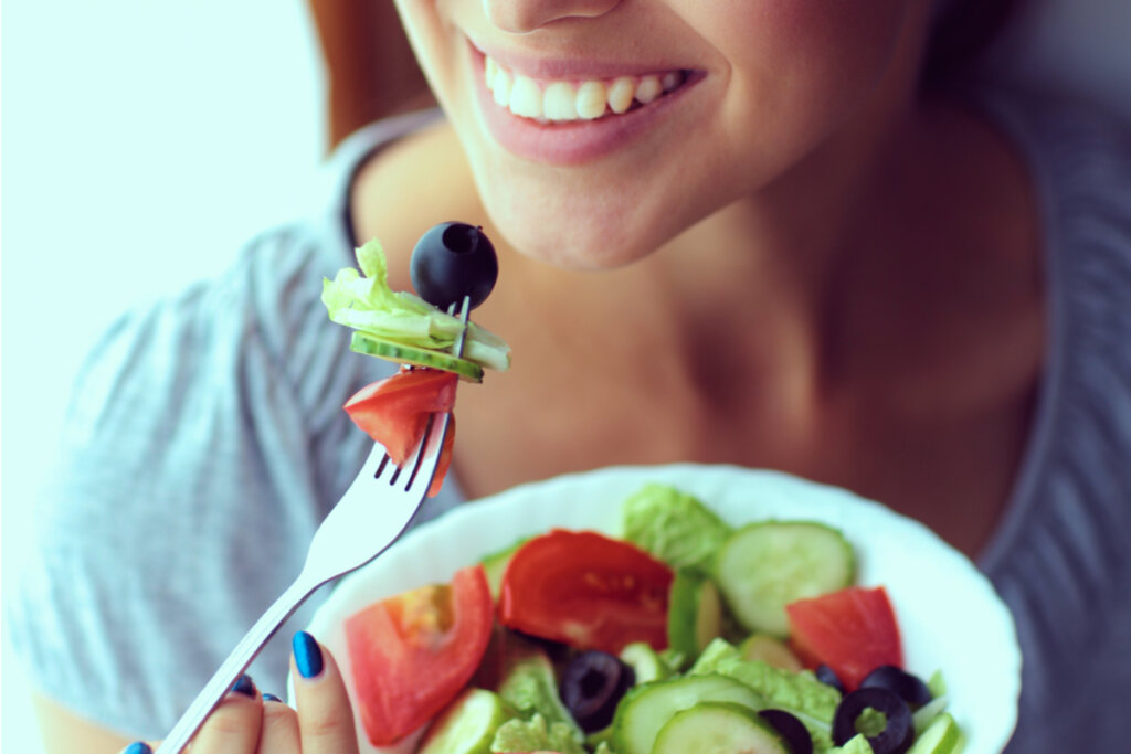 Vrouw die salade eet