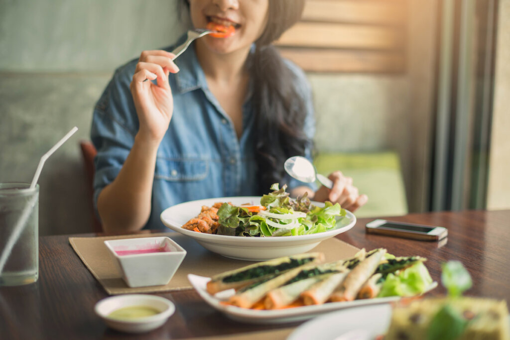 Mujer comiendo sano
