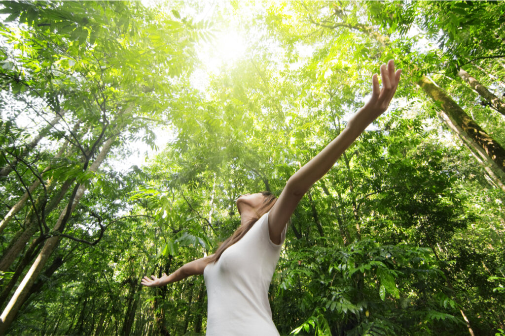Femme appréciant la nature