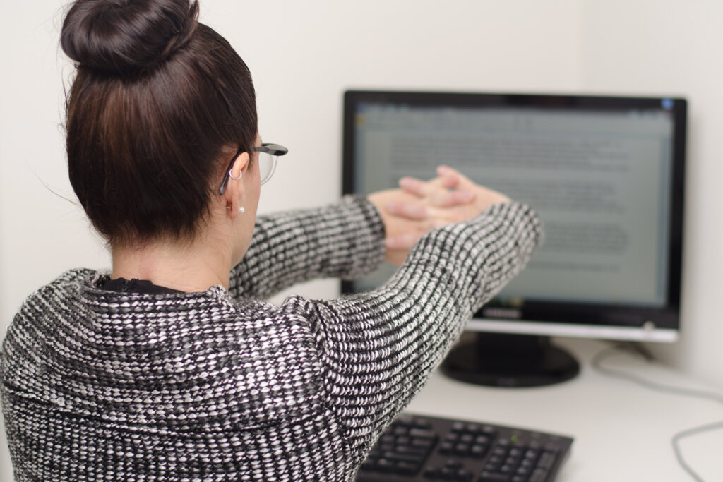 Mujer estirando en el trabajo