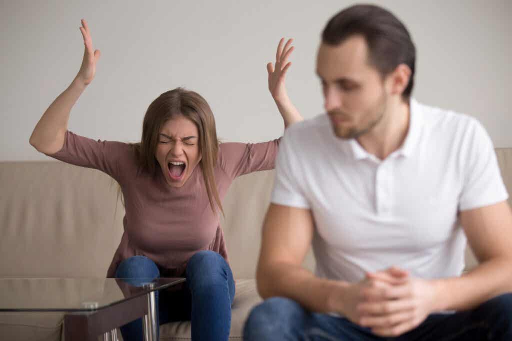 Mujer gritando a su pareja