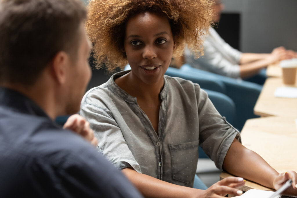Mujer hablando con un hombre sobre la normalización